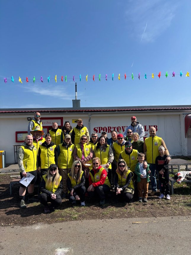 Společné foto týmu dobrovolníků v žlutých vestách